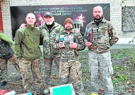 Mariano, el segundo por la izquierda, junto a militares ucranianos.