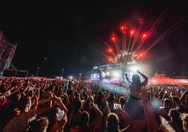 Jóvenes disfrutan del festival Arenal Sound en Burriana.