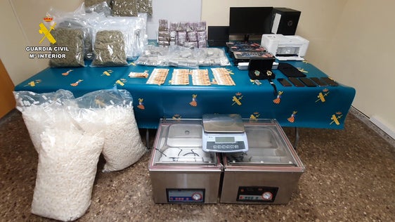 Material incautado por la Guardia Civil.