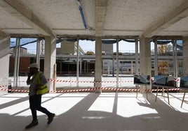 Un operario en el edificio que acogerá las futuras consultas externas del hospital Clínico de Valencia.