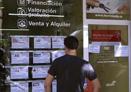 Un joven mirando viviendas en una imagen de archivo.