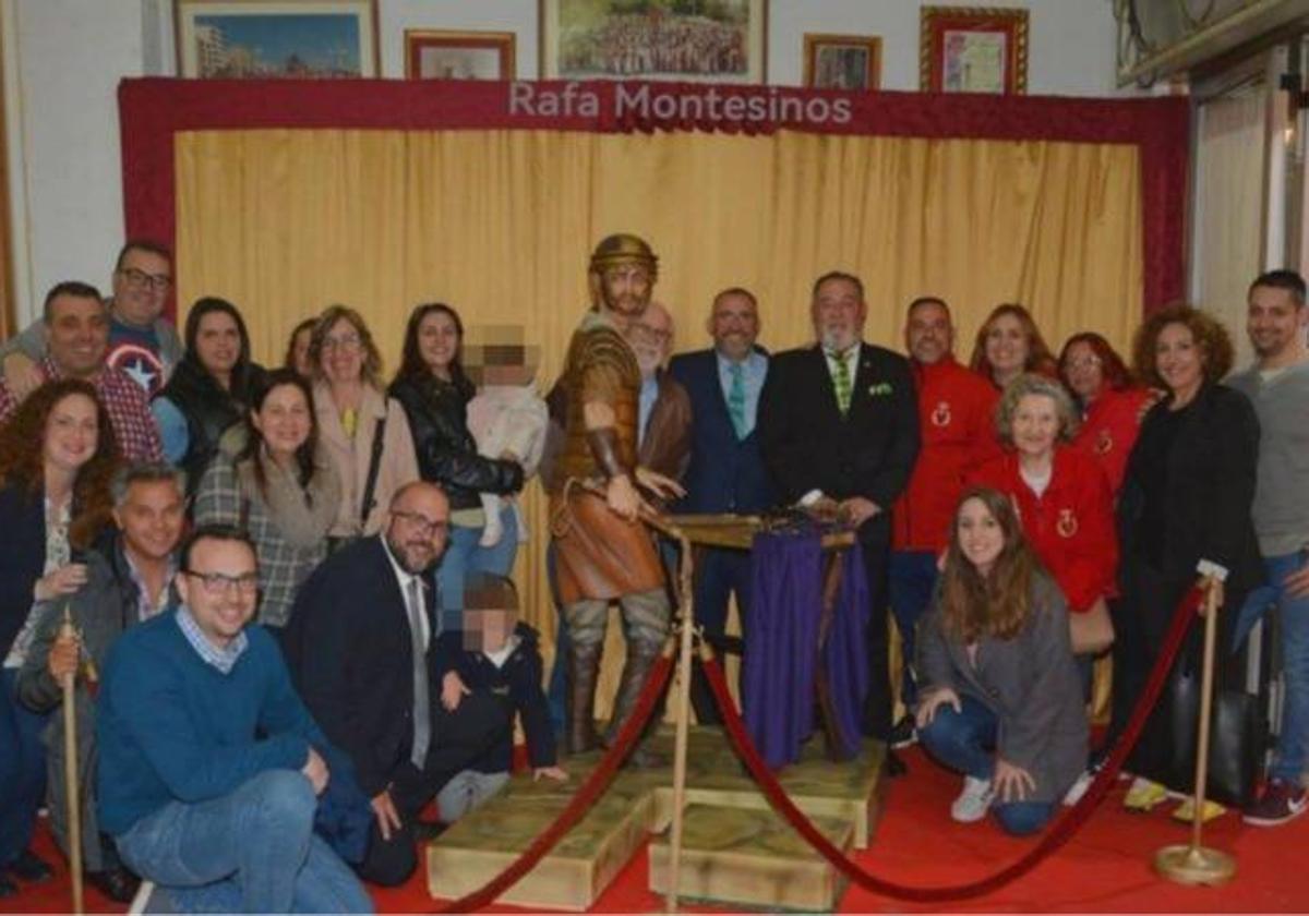 La Real Cofradía de Jesús en la Columna, con la nueva escultura de un romano.