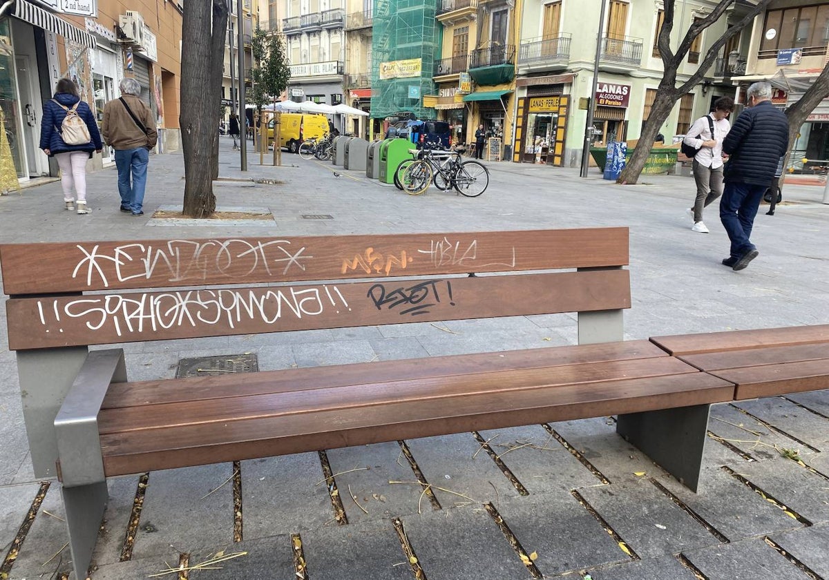 Pintadas en bancos de la zona de Bolsería, justo enfrente de la Lonja, Patrimonio de la Humanidad.