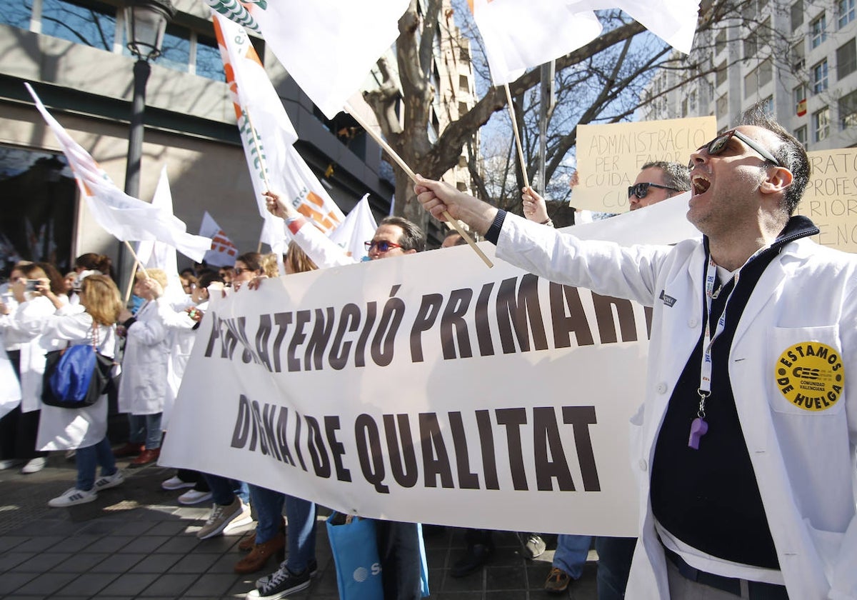 Protesta de médicos frente a la Conselleria de Sanidad durante la primera jornada de huelga.