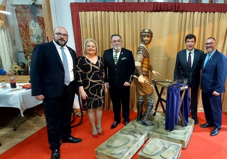 Visita del portavoz de Ciudadanos en el Ayuntamiento, Fernando Giner, y de la edil Amparo Picó, a la cofradía de Jesús en la Columna.