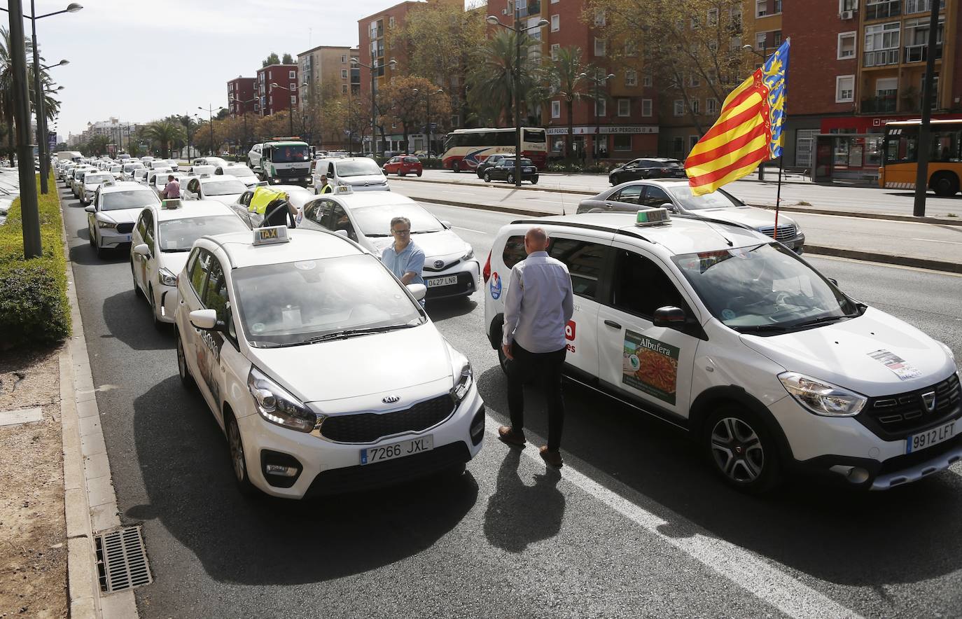 Una manifestación de taxis colapsa el tráfico en Valencia