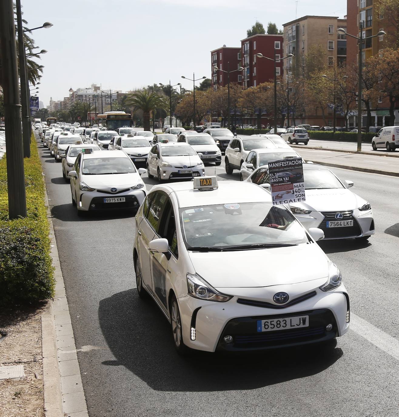 Una manifestación de taxis colapsa el tráfico en Valencia