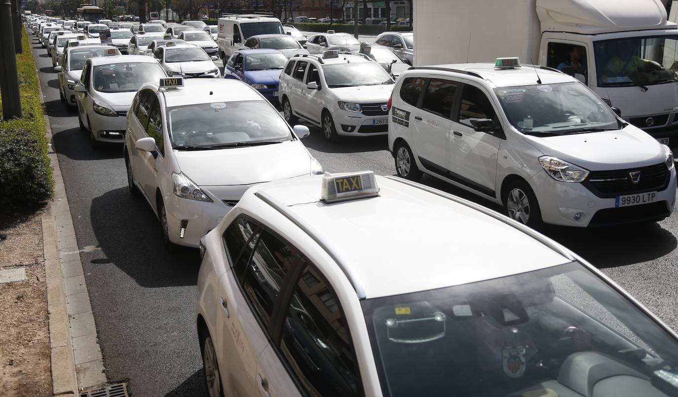 Una manifestación de taxis colapsa el tráfico en Valencia