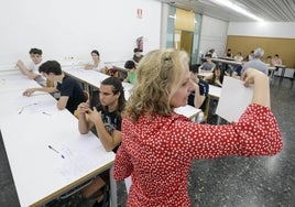 Alumnos durante la selectividad de 2022.