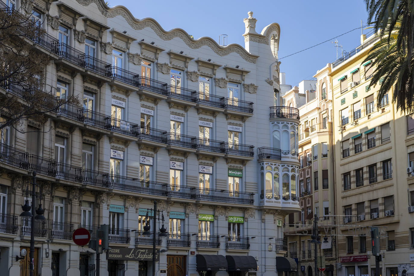 El edificio Chapa recae en una manzana que alcanza la plaza de Cánovas, y fue encargado por la familia Chapa.