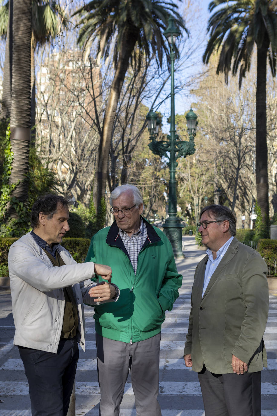 Los expertos Malek Murad, Gregorio Lleó y Andrés Goerlich, en el paseo por la Gran Vía Marqués del Turia.