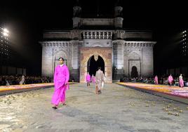 Así ha sido el desfile de Dior en Bombay: color, tradición y pedrería