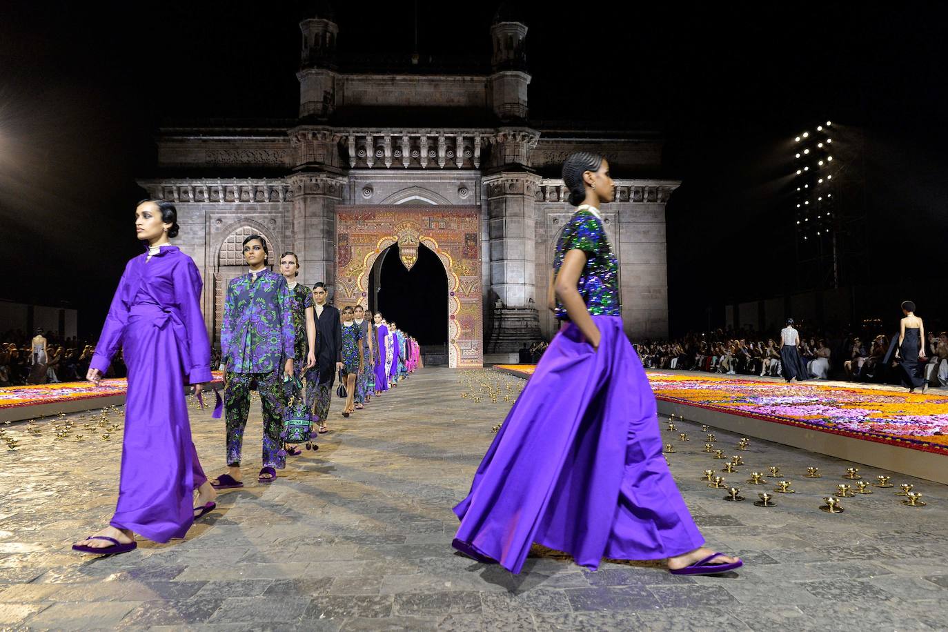 Así ha sido el desfile de Dior en Bombay: color, tradición y pedrería