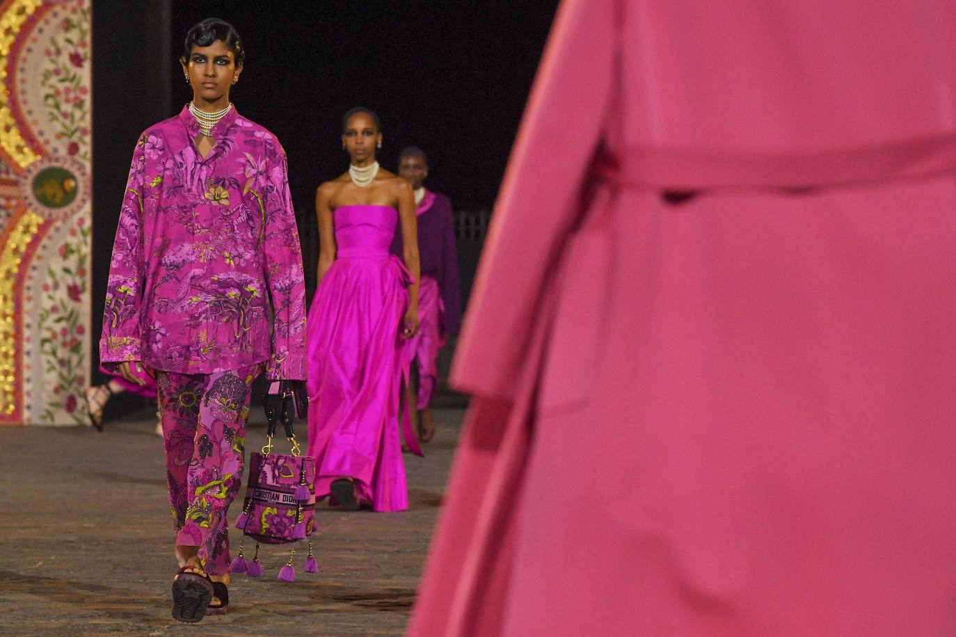 Así ha sido el desfile de Dior en Bombay: color, tradición y pedrería