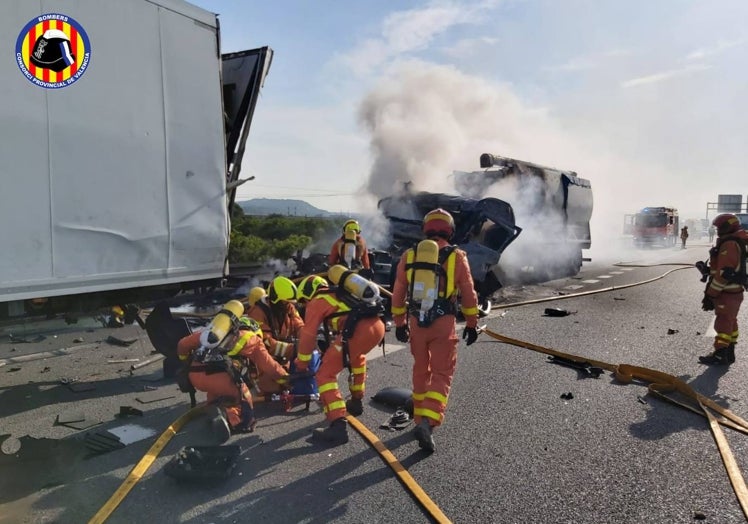 Imagen principal - El camionero fallecido en ese punto; el accidente del autobús que se saldó con un fallecido y una de las retenciones habituales en el tramo.