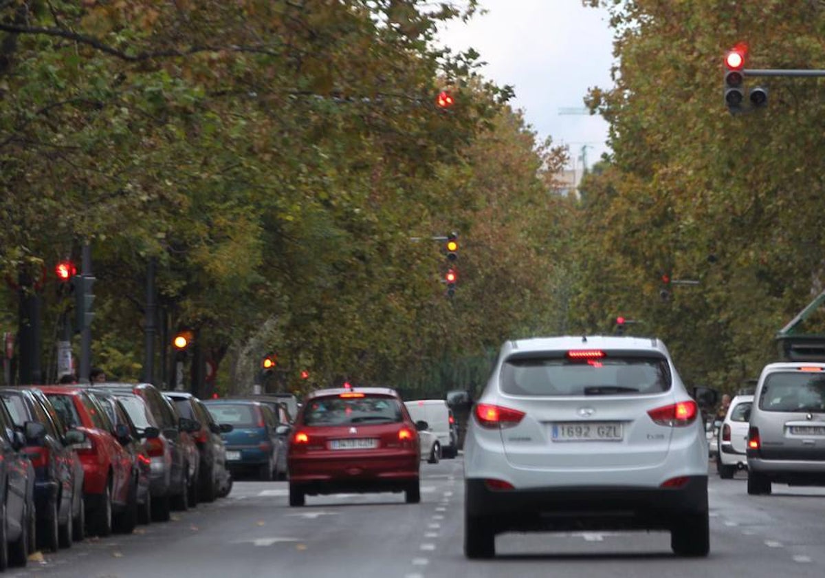 Paso de vehículos en la avenida de Blasco Ibáñez.