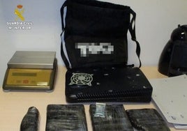 Los fardos con droga junto a la videoconsola decomisada por la Guardia Civil al sospechoso.