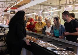 Clientes del mercado del Cabanyal-Canyamelar, probando las degustaciones.