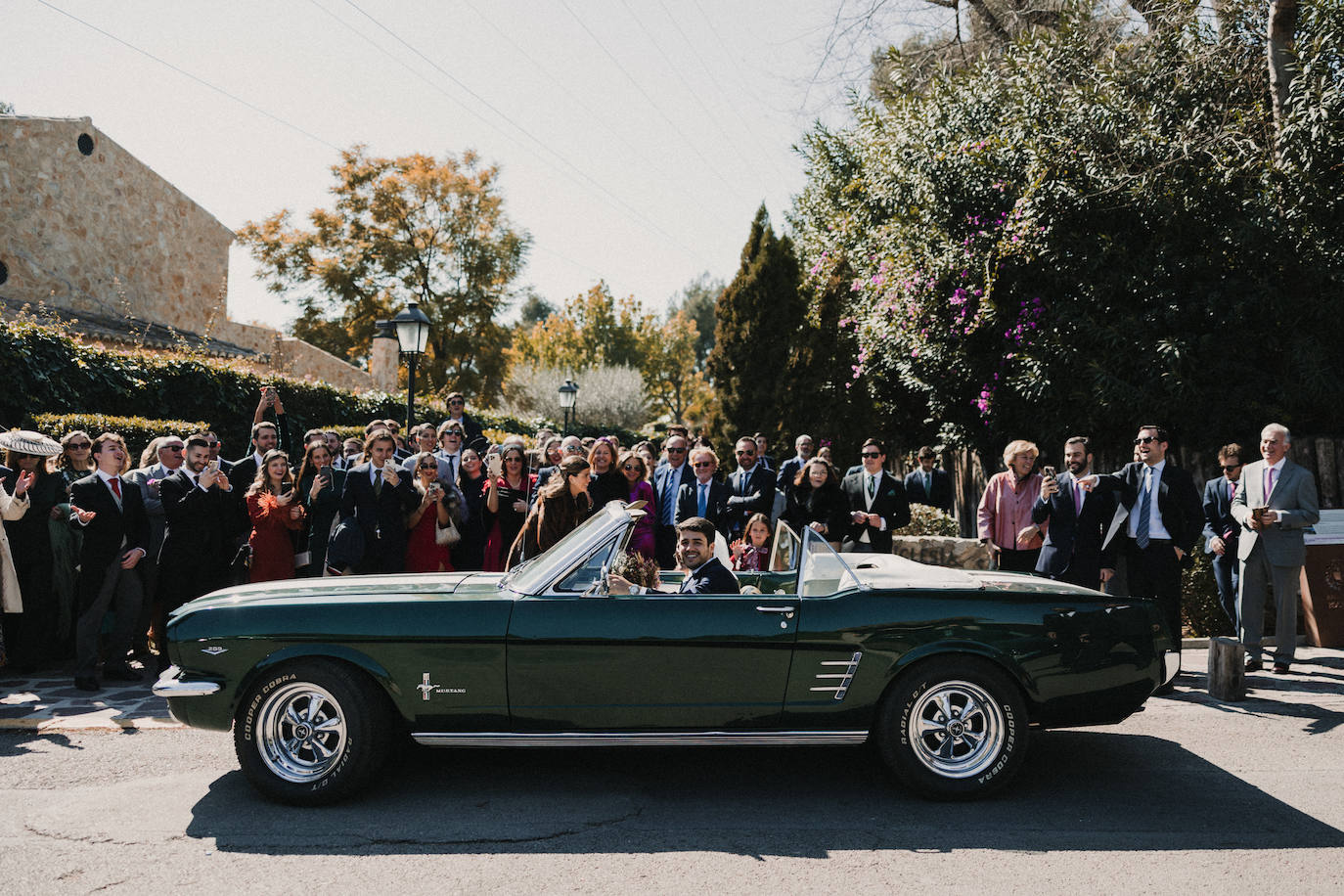 El Mustang con el que llegaron hasta el salón, regalo de los tíos de la novia.