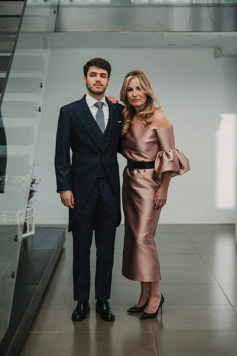 El novio, Vicente Forment, con su madre, Aurora García, madrina de la boda.