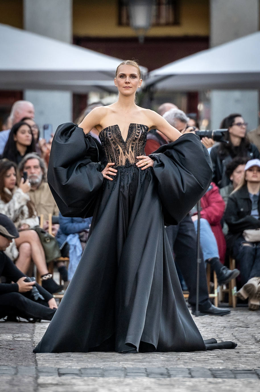 Imagen secundaria 1 - Arriba, desfile de Alejandro Resta en la Plaza Mayor de Madrid. A la derecha, el grupo de la Academia de Gastronomía, en un viaje a Navarra.