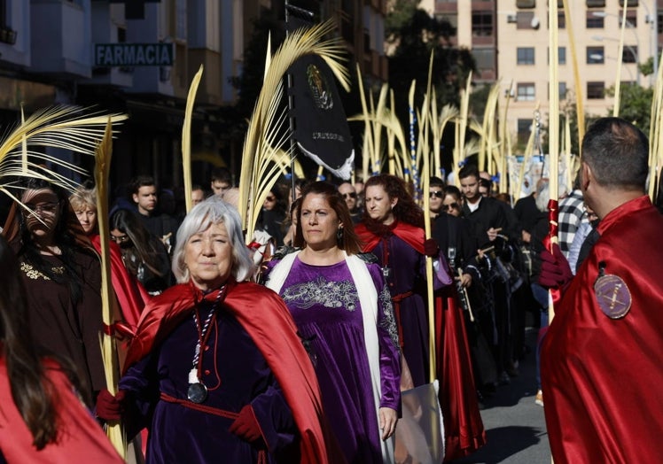 Desfile de cofrades tras la bendición de los ramos.