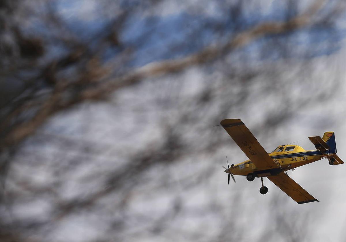 Medio aéreo en labores de extinción de un incendio.