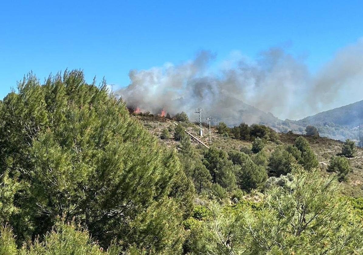 Las llamas del incendio de Estivella asoman por una ladera próxima al cámping Sierra Calderona.