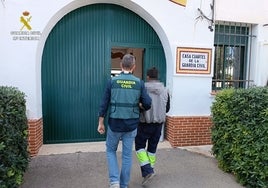 Un agente de la Guardia Civil acompaña al sospechoso a declarar al cuartel de la Guardia Civil.