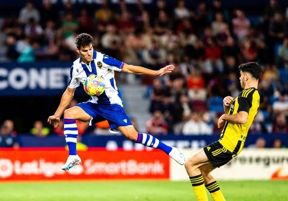 Róber Pier controlando un balón ante un rival