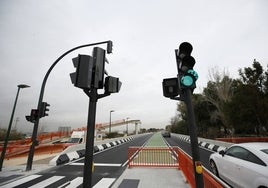 Semáforos y paso de peatones instalados en El Saler.