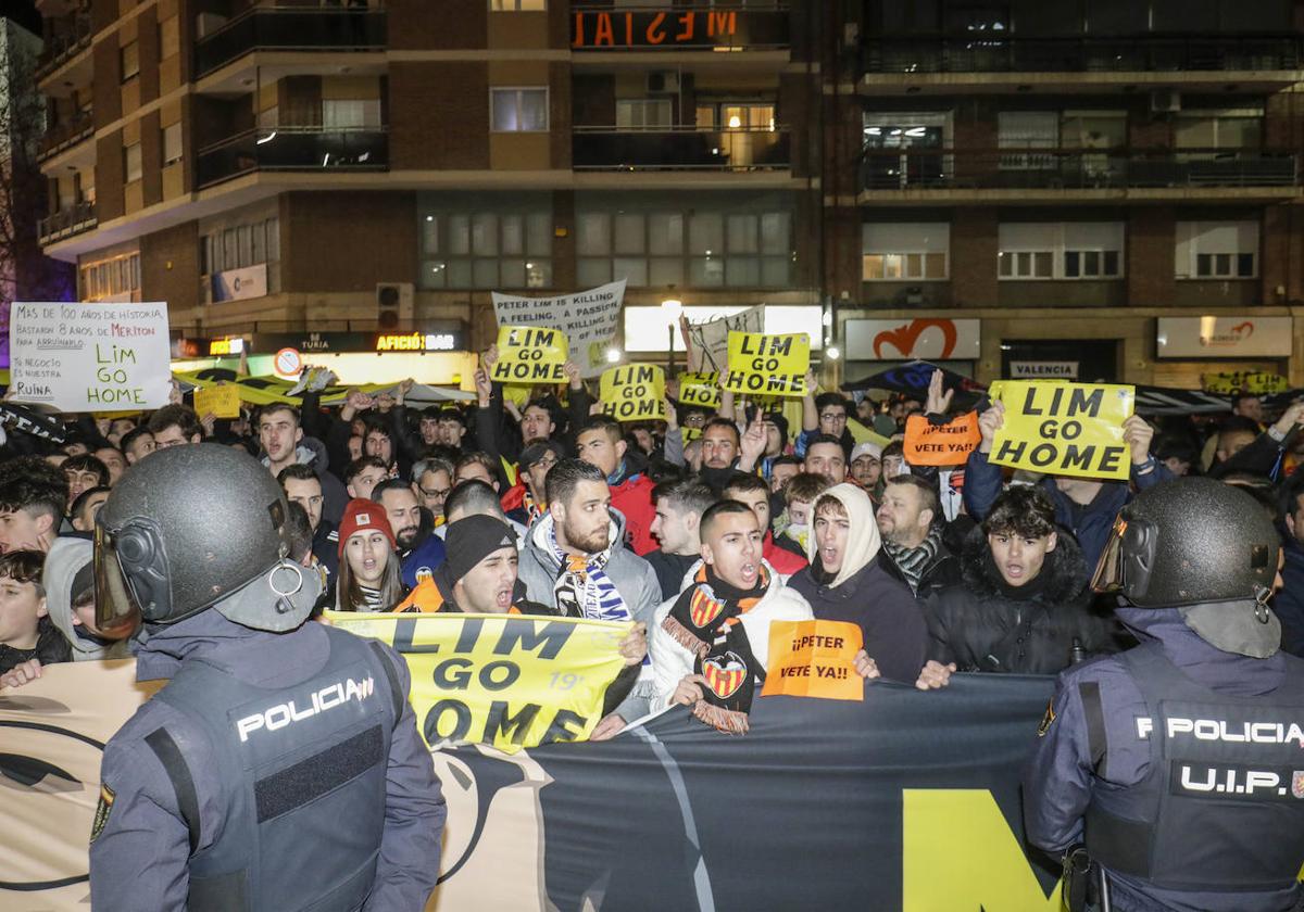 Protesta de aficionados/as contra la gestion de Meriton en el Mestalla.