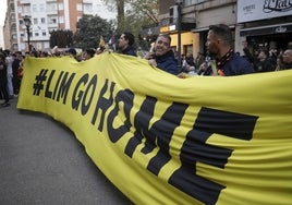 Pancarta contra Peter Lim antes del partido del Valencia contra el Rayo.