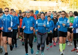 Varios socios del club corriendo durante una carrera.