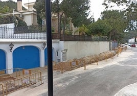 Obras en la urbanización para instalar una antena de telefonía móvil.