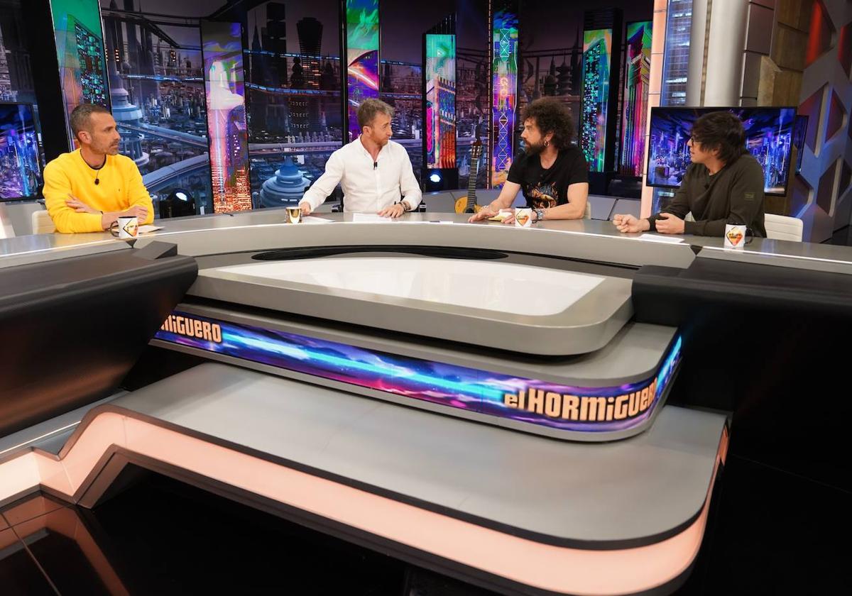 Pablo Motos junto a otros colaboradores de 'El Hormiguero'.