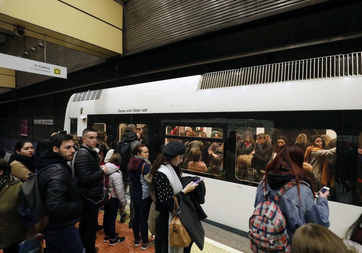 Pasajeros esperan la llegada de un convoy del metro.