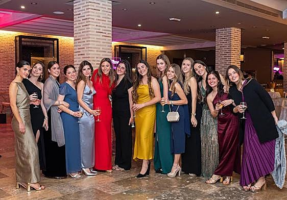 Mery Pitarch, de rojo, rodeada de sus amigas en la celebración de su mayoría de edad.