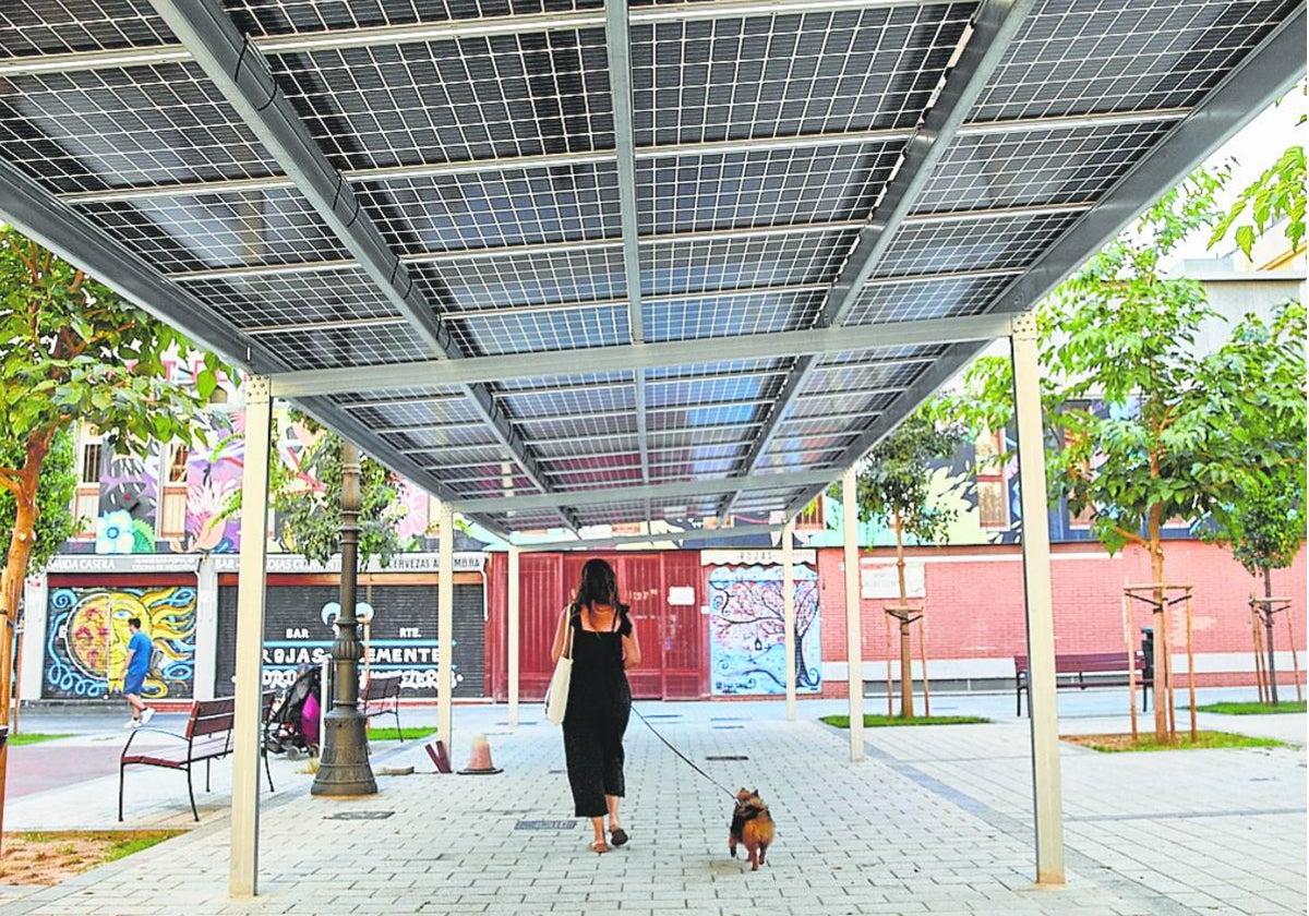 Instalan pérgolas con paneles fotovoltaicos en la plaza Rojas Clemente.