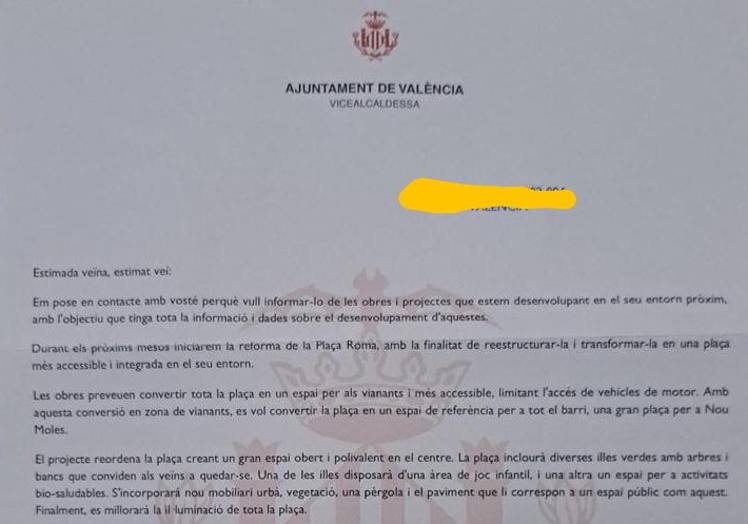 Imagen principal - Tres de las cartas remitidas por Sandra Gómez de las 70.000 que ha repartido por Valencia