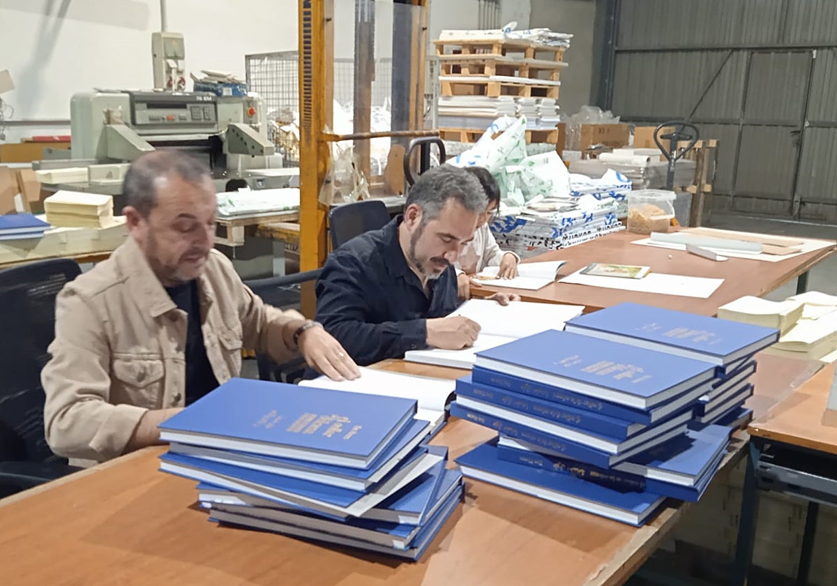 El traductor Isaac Donoso y el ilustrador Ricard Vila firmando los ejemplares.