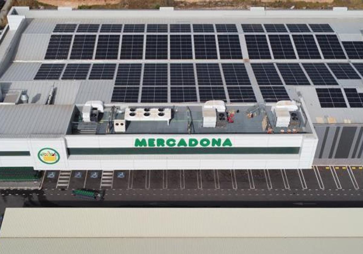 Un supermercado de Mercadona, cubierto de paneles solares.