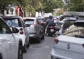 Tráfico en la calle Cirilo Amorós, en el Ensanche. Imagen de archivo