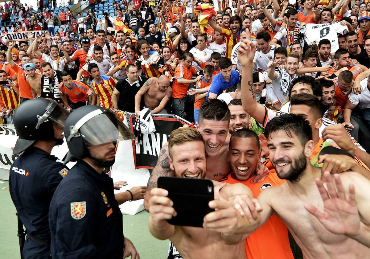 Barragán, Vezo, Mustafi y De Paul, Cancelo, Otamendi y Parejo se hacen una foto en Almería.