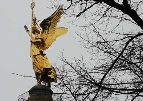 Imagen secundaria 1 - Berlín y la mítica torre de televisión. Y detalle de la columna de la Victoria