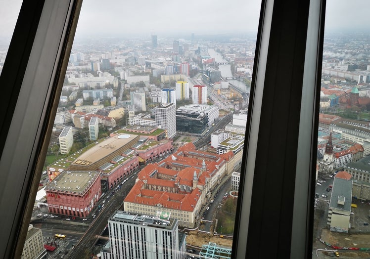 Imagen principal - Berlín y la mítica torre de televisión. Y detalle de la columna de la Victoria