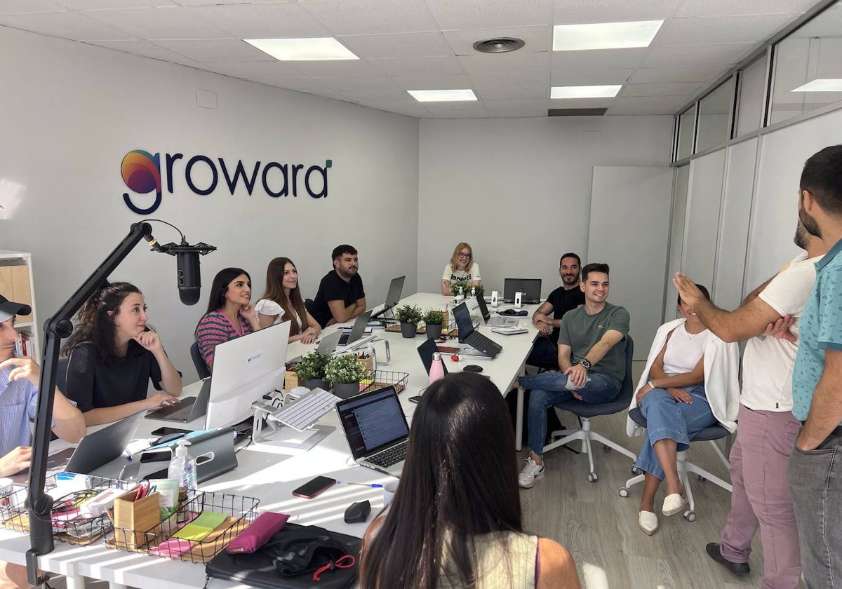 Miembros de la plantilla de Growara, durante una reunión.