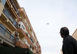 Juan Armero, frente a su finca, que no entra en la huella del ruido pese a que la adyacente sí lo hace.