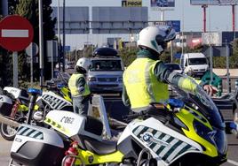 Agentes de la Guardia Civil regulan el tráfico.