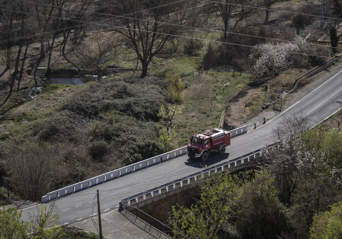 Un camión de bomberos vigila la zona afectada por el incendio de Villanueva de Viver.